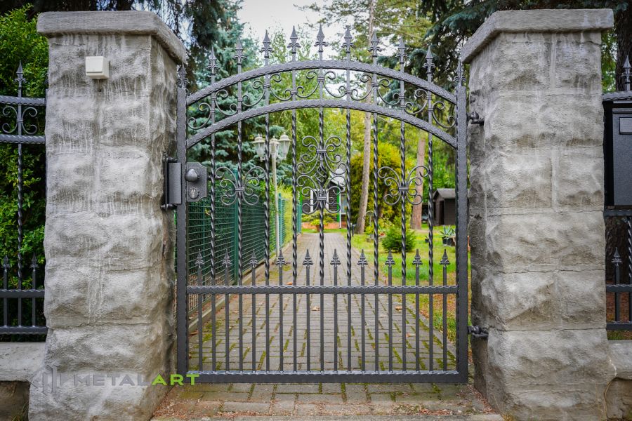 Schmuckzaun, Ornament im Zaun, Zaunprojekt, Schmiedezaun, Zaunanlage in Welle, Zaun Metal Art, Zäune aus Polen, Zaun Berlin, Zäune und Tore, klassische Zäune, Schmuckzäune, Gartenzaun