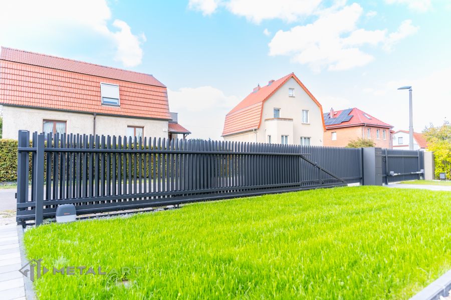 Zaunprojekt mit Schiebetor mit integrierter Pforte, Zaunportfolio, moderne Zäune, Zaunanlage Projekt, Zaun Metal Art, Zäune aus Polen, Zaun Berlin, Zaun günstig kaufen, Zäune und Tore
