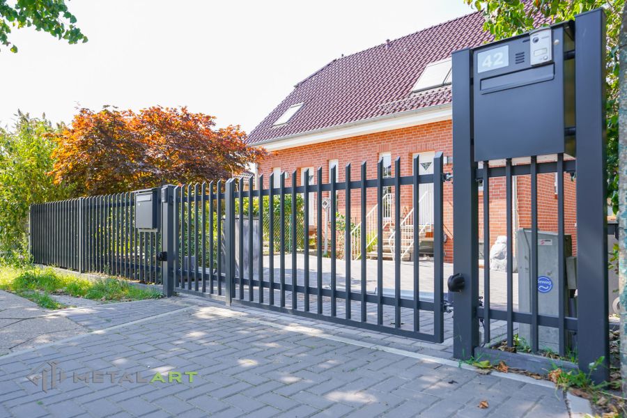 Zaunprojekt mit Schiebetor mit integrierter Pforte, Zaunportfolio, moderne Zäune, Zaunanlage Projekt, Zaun Metal Art, Zäune aus Polen, Zaun Berlin, Zaun günstig kaufen, Zäune und Tore