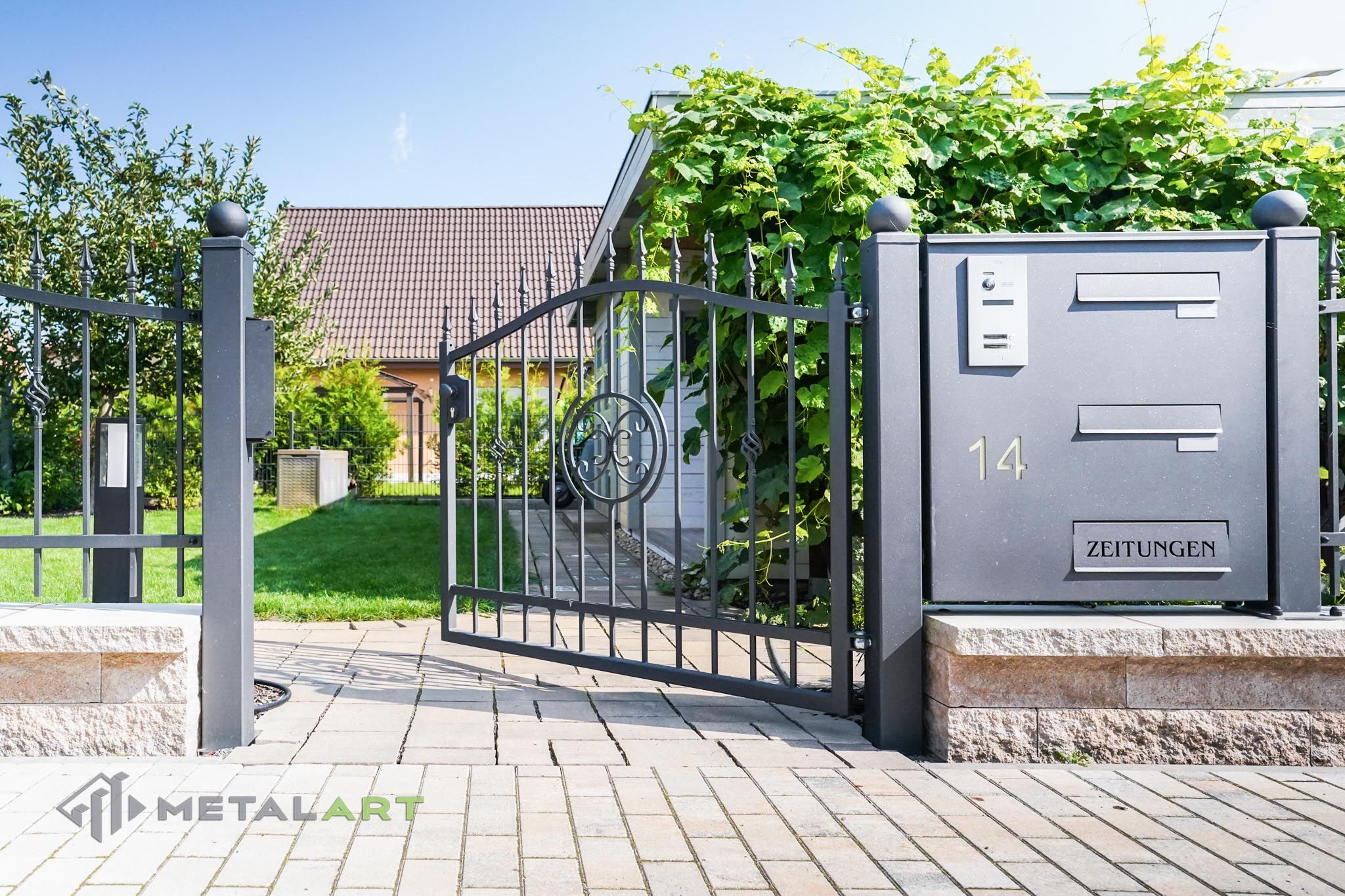 Briefkastenbox, Zaunanlage mit dem Briefkastenbox, Zaun, Briefkasten