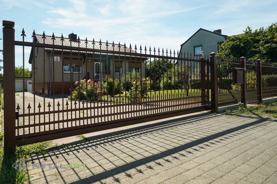 Zaunprojekt, Zaunportfolio, Zaunmuster, Schmiedezaun, Schmiedezäune, Zaunanlage Projekt, Zaun Metal Art, Zäune aus Polen, Zaun Berlin, Zaun günstig kaufen, Zäune und Tore, klassische Zäune, Gartenzaun, Gartenzäune