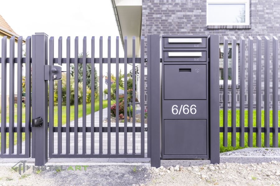 Zaunprojekt mit Schiebetor mit integrierter Pforte, Zaunportfolio, moderne Zäune, Zaunanlage Projekt, Zaun Metal Art, Zäune aus Polen, Zaun Berlin, Zaun günstig kaufen, Zäune und Tore