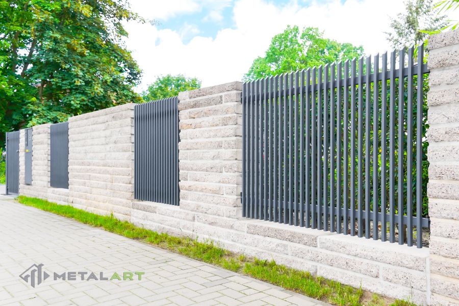Zaunprojekt mit Schiebetor, Zaunportfolio, moderne Zäune, Zaunanlage Projekt, Zaun Metal Art, Zäune aus Polen, Zaun Berlin, Zaun günstig kaufen, Zäune und Tore