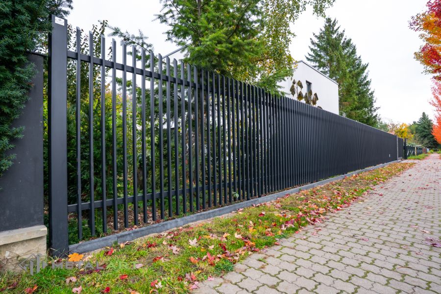 Zaunprojekt mit Schiebetor mit integrierter Pforte, Zaunportfolio, moderne Zäune, Zaunanlage Projekt, Zaun Metal Art, Zäune aus Polen, Zaun Berlin, Zaun günstig kaufen, Zäune und Tore