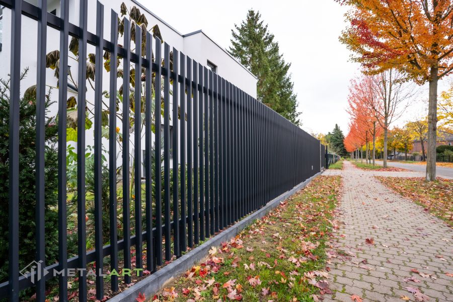 Zaunprojekt mit Schiebetor mit integrierter Pforte, Zaunportfolio, moderne Zäune, Zaunanlage Projekt, Zaun Metal Art, Zäune aus Polen, Zaun Berlin, Zaun günstig kaufen, Zäune und Tore