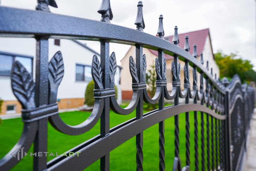 Ornament im Zaun, Zaunprojekt, Schmiedezaun, Zaunanlage in Welle, Zaun Metal Art, Zäune aus Polen, Zaun Berlin, Zäune und Tore, klassische Zäune, Schmuckzäune, Gartenzaun