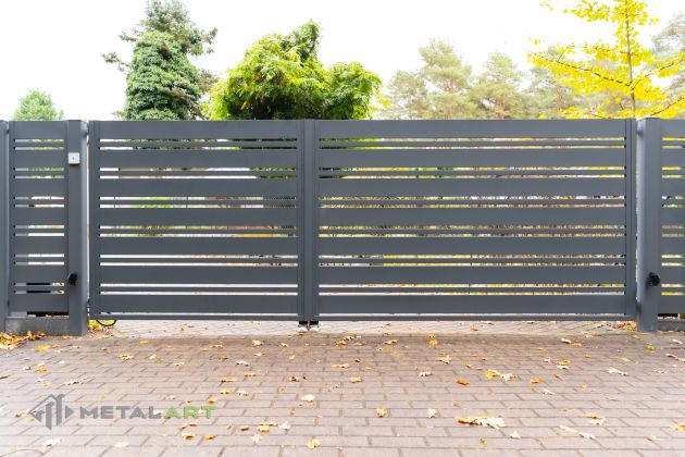 Asymmetrisches Doppelflügeltor, Zaunprojekt