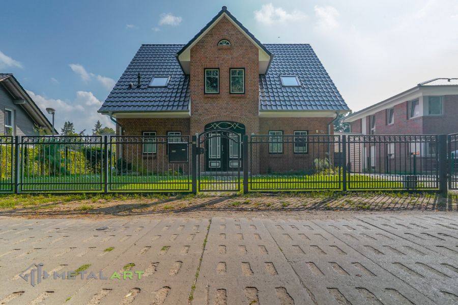 Schiebetore, Zaunprojekt, Zaunportfolio, Zaunmuster, Schmiedezaun, Schmiedezäune, Zaunanlage Projekt, Zaun Metal Art, Zäune aus Polen, Zaun Berlin, Zaun günstig kaufen, Zäune und Tore, klassische Zäune, Schmuckzaun, Schmuckzäune