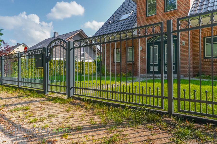 Schiebetore, Zaunprojekt, Zaunportfolio, Zaunmuster, Schmiedezaun, Schmiedezäune, Zaunanlage Projekt, Zaun Metal Art, Zäune aus Polen, Zaun Berlin, Zaun günstig kaufen, Zäune und Tore, klassische Zäune, Schmuckzaun, Schmuckzäune