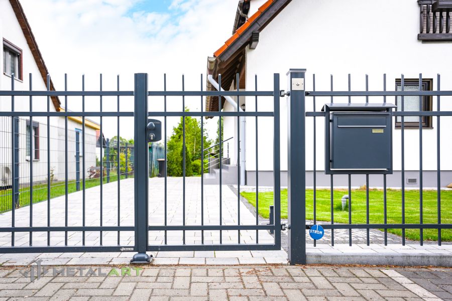 Asymmetrisches Doppelflügeltor, Zaunprojekt, Zaunportfolio, Zaunmuster, Schmiedezaun, Schmiedezäune, Zaunanlage Projekt, Zaun Metal Art, klassische Zäune, Gartenzaun, Gartenzäune
