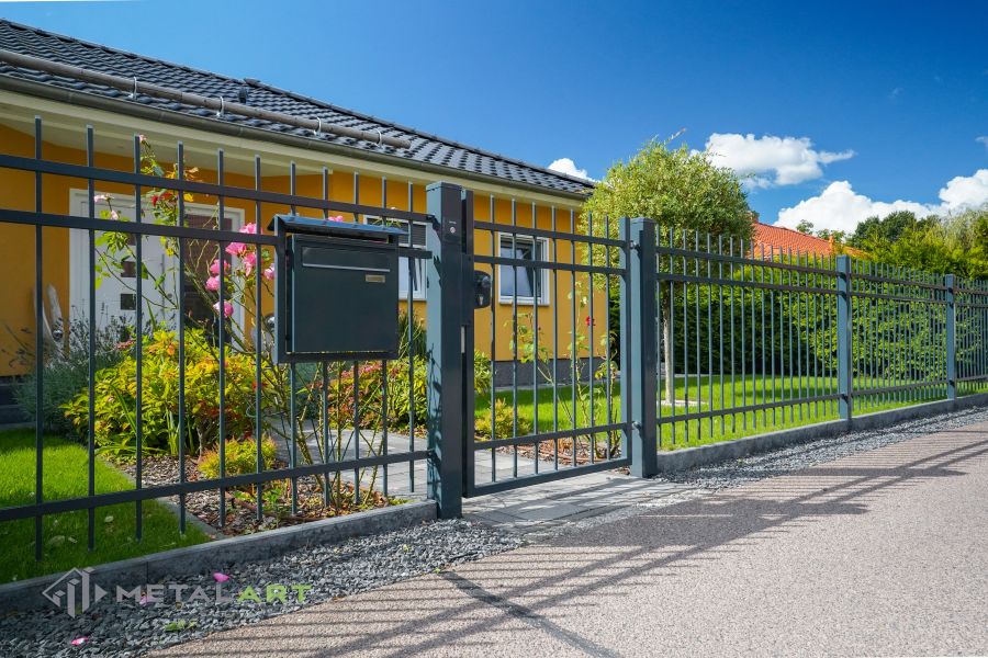 Asymmetrisches Doppelflügeltor, Zaunprojekt, Zaunportfolio, Zaunmuster, Schmiedezaun, Schmiedezäune, Zaunanlage Projekt, Zaun Metal Art, klassische Zäune, Gartenzaun, Gartenzäune