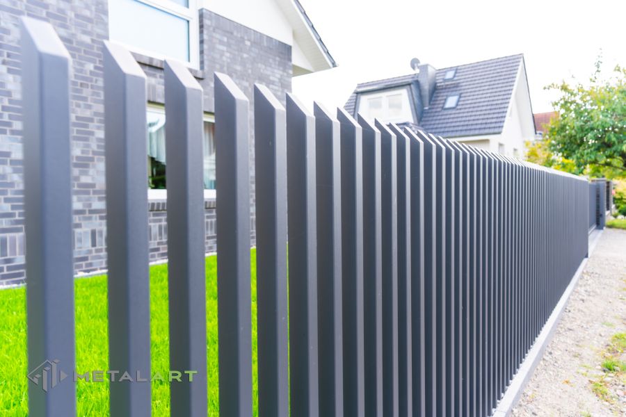 Zaunprojekt mit Schiebetor mit integrierter Pforte, Zaunportfolio, moderne Zäune, Zaunanlage Projekt, Zaun Metal Art, Zäune aus Polen, Zaun Berlin, Zaun günstig kaufen, Zäune und Tore