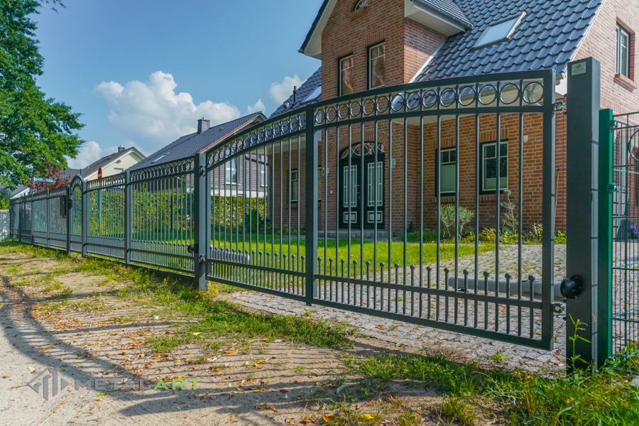 Schiebetore, Zaunprojekt, Zaunportfolio, Zaunmuster, Schmiedezaun, Schmiedezäune, Zaunanlage Projekt, Zaun Metal Art, Zäune aus Polen, Zaun Berlin, Zaun günstig kaufen, Zäune und Tore, klassische Zäune, Schmuckzaun, Schmuckzäune
