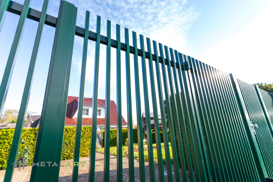 Zaunprojekt mit Schiebetor mit integrierter Pforte, Zaunportfolio, moderne Zäune, Zaunanlage Projekt, Zaun Metal Art, Zäune aus Polen, Zaun Berlin, Zaun günstig kaufen, Zäune und Tore