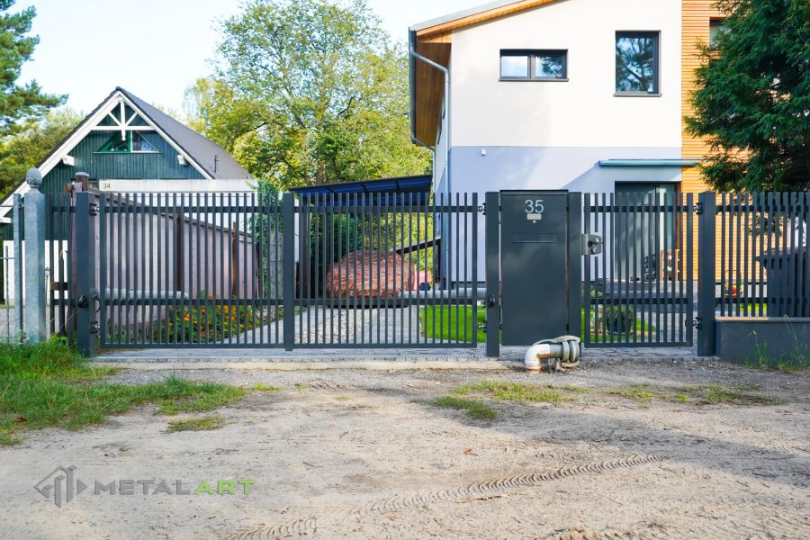 Zaunprojekt mit Schiebetor mit integrierter Pforte, Zaunportfolio, moderne Zäune, Zaunanlage Projekt, Zaun Metal Art, Zäune aus Polen, Zaun Berlin, Zaun günstig kaufen, Zäune und Tore