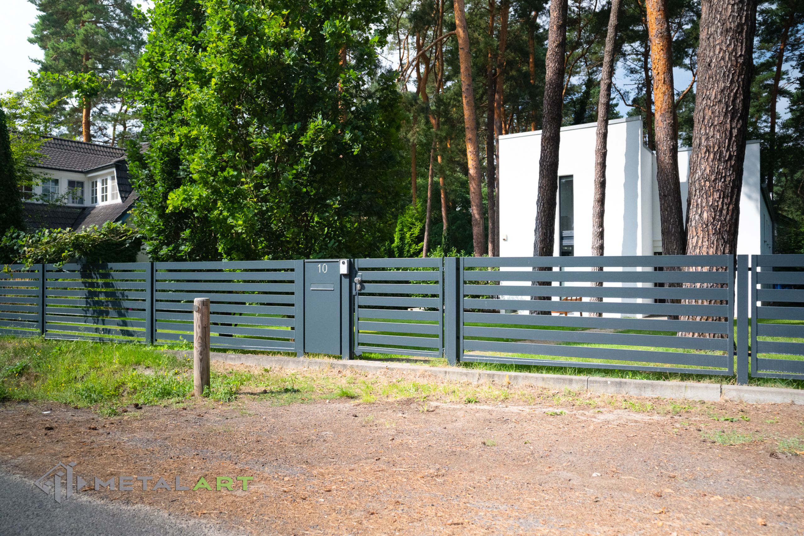 Zaunanlage modern, Briefkasten 