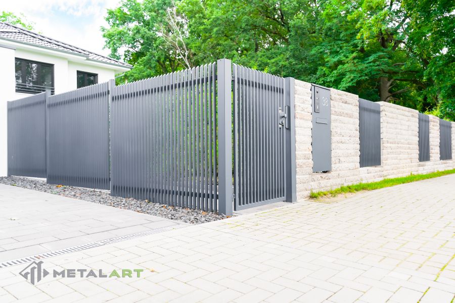 Zaunprojekt mit Schiebetor, Zaunportfolio, moderne Zäune, Zaunanlage Projekt, Zaun Metal Art, Zäune aus Polen, Zaun Berlin, Zaun günstig kaufen, Zäune und Tore