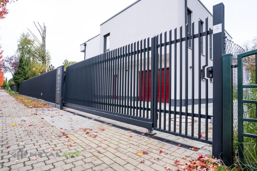 Zaunprojekt mit Schiebetor mit integrierter Pforte, Zaunportfolio, moderne Zäune, Zaunanlage Projekt, Zaun Metal Art, Zäune aus Polen, Zaun Berlin, Zaun günstig kaufen, Zäune und Tore