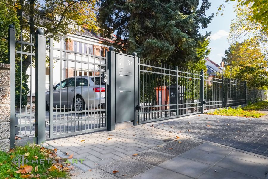 klassischer Zaun, Zaunprojekt, Zaunportfolio, Zaunmuster, Schmiedezaun, Schmiedezäune, Zaunanlage Projekt, Zaun Metal Art, Zäune aus Polen, Zaun Berlin, Zaun günstig kaufen, Zäune und Tore, klassische Zäune, Gartenzaun, Gartenzäune