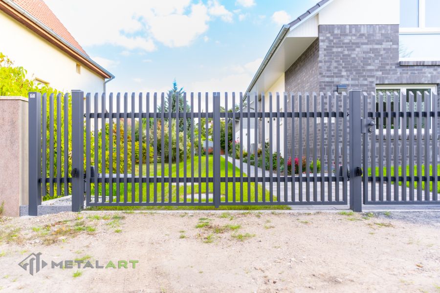 Zaunprojekt mit Schiebetor mit integrierter Pforte, Zaunportfolio, moderne Zäune, Zaunanlage Projekt, Zaun Metal Art, Zäune aus Polen, Zaun Berlin, Zaun günstig kaufen, Zäune und Tore