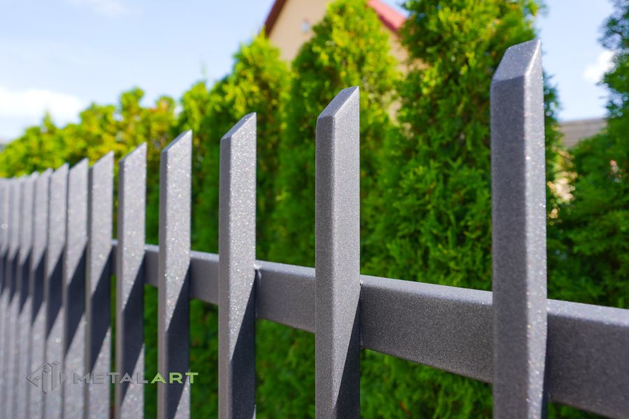 Zaunprojekt mit Schiebetor mit integrierter Pforte, Zaunportfolio, moderne Zäune, Zaunanlage Projekt, Zaun Metal Art, Zäune aus Polen, Zaun Berlin, Zaun günstig kaufen, Zäune und Tore