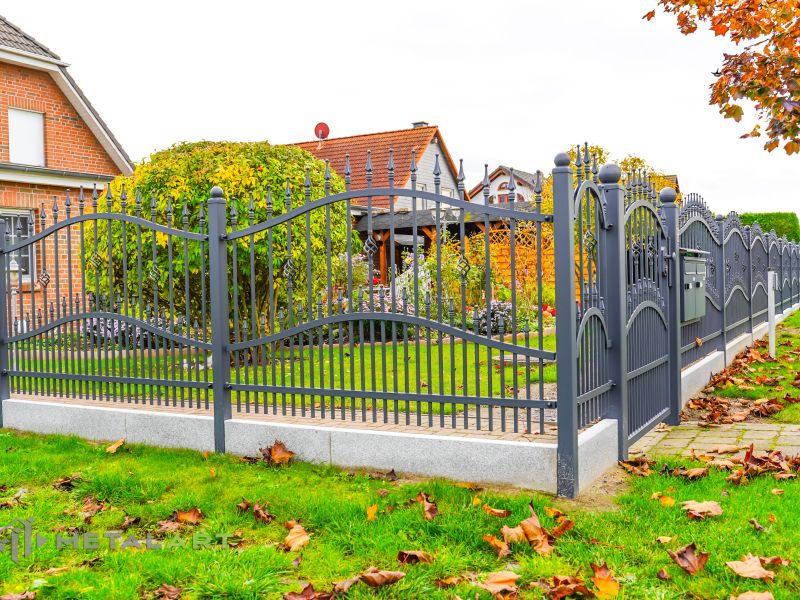 Zaun in Welle, Schmiedezaun, Schmiedezäune, Zaunanlage Projekt, Zaun Metal Art, Zäune aus Polen, Zaun Berlin, Zaun günstig kaufen, Zäune und Tore, klassische Zäune, Schmuckzaun, Gartenzäune