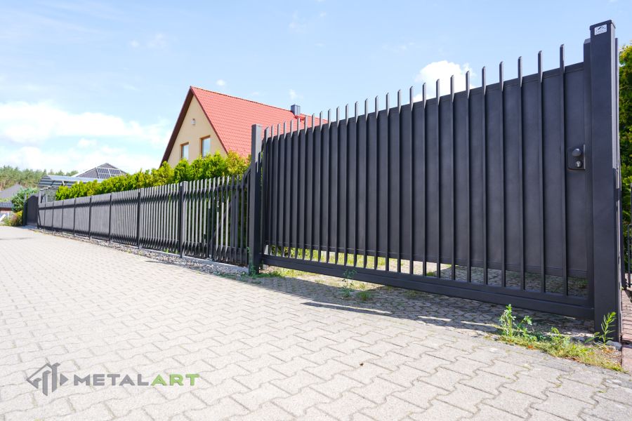 Zaunprojekt mit Schiebetor mit integrierter Pforte, Zaunportfolio, moderne Zäune, Zaunanlage Projekt, Zaun Metal Art, Zäune aus Polen, Zaun Berlin, Zaun günstig kaufen, Zäune und Tore