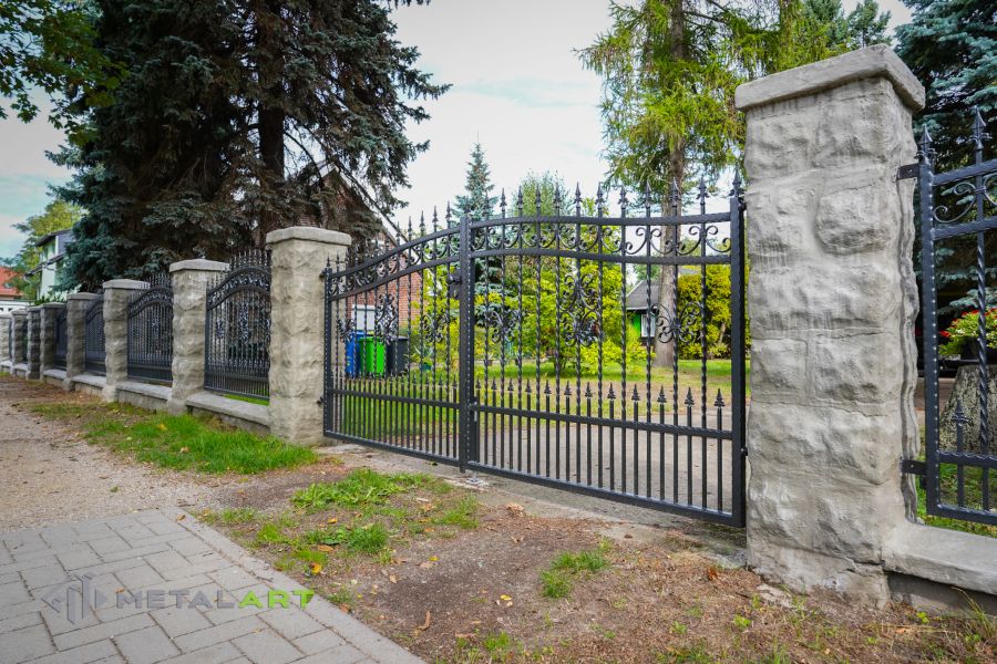 Schmuckzaun, Ornament im Zaun, Zaunprojekt, Schmiedezaun, Zaunanlage in Welle, Zaun Metal Art, Zäune aus Polen, Zaun Berlin, Zäune und Tore, klassische Zäune, Schmuckzäune, Gartenzaun