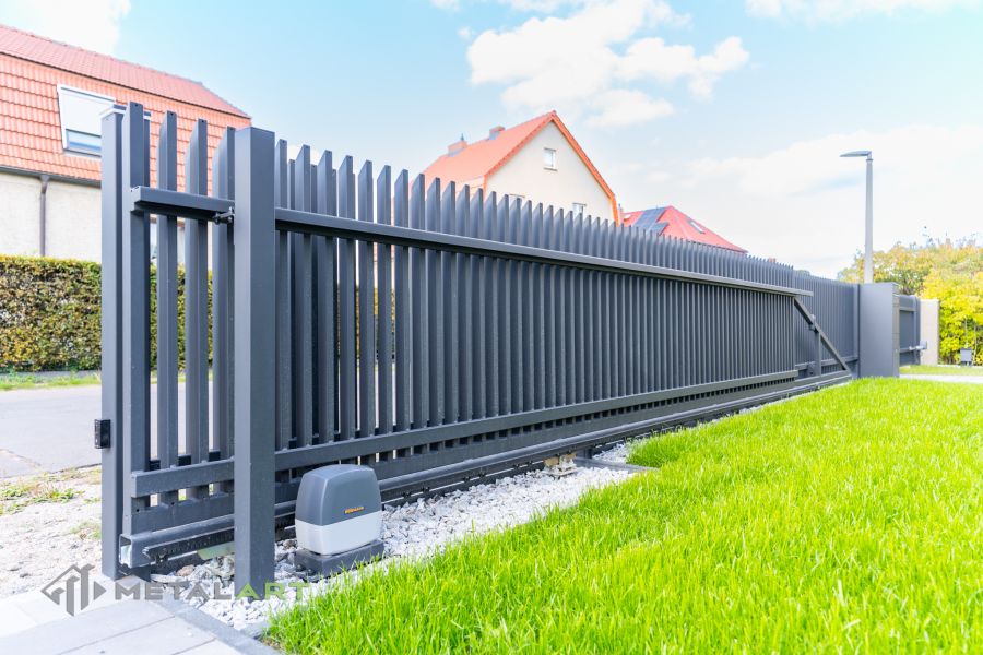 Zaunprojekt mit Schiebetor mit integrierter Pforte, Zaunportfolio, moderne Zäune, Zaunanlage Projekt, Zaun Metal Art, Zäune aus Polen, Zaun Berlin, Zaun günstig kaufen, Zäune und Tore