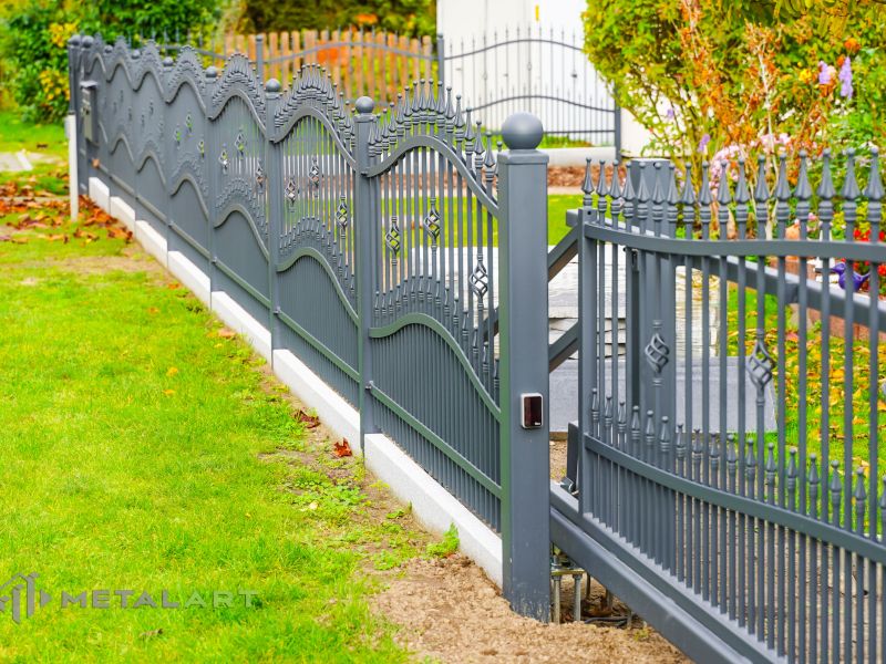 Zaun in Welle, Schmiedezaun, Schmiedezäune, Zaunanlage Projekt, Zaun Metal Art, Zäune aus Polen, Zaun Berlin, Zaun günstig kaufen, Zäune und Tore, klassische Zäune, Schmuckzaun, Gartenzäune