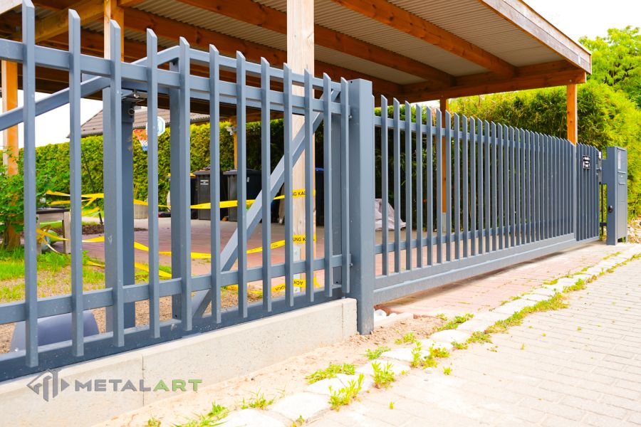 Zaunprojekt mit Schiebetor mit integrierter Pforte, Zaunportfolio, moderne Zäune, Zaunanlage Projekt, Zaun Metal Art, Zäune aus Polen, Zaun Berlin, Zaun günstig kaufen, Zäune und Tore