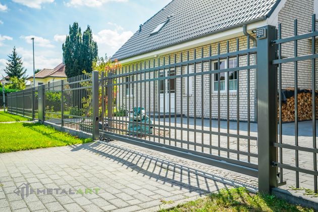 Schiebetor, Tor, Tore, Zaunprojekt, Zaunportfolio, Zaunmuster, Schmiedezaun, Schmiedezäune, Zaunanlage Projekt, Zaun Metal Art, Zäune aus Polen, Zaun Berlin, Zaun günstig kaufen, Zäune und Tore, klassische Zäune, Gartenzaun, Gartenzäune