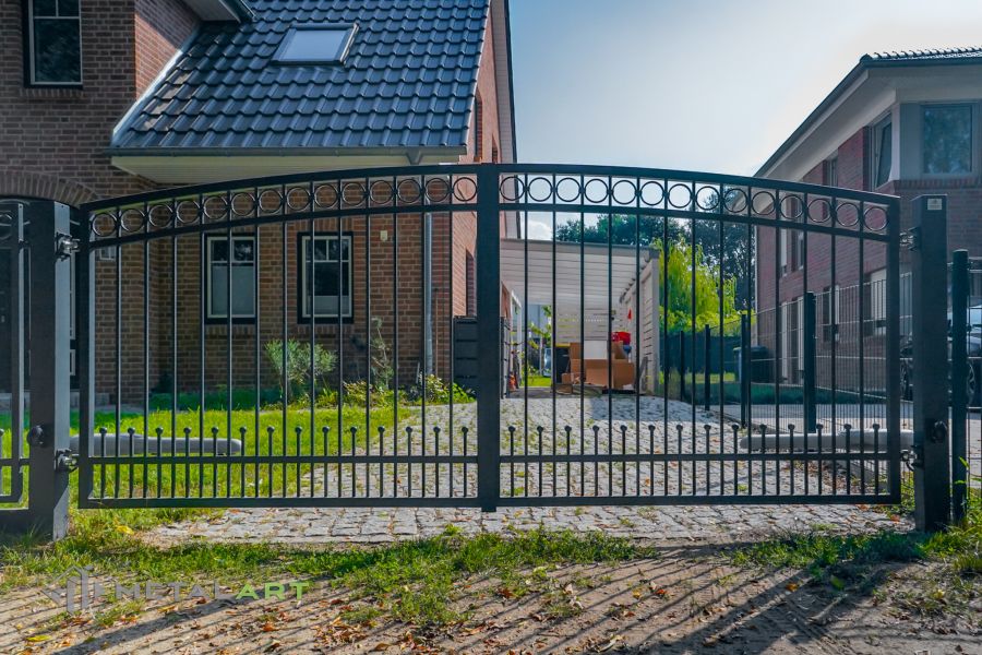 Schiebetore, Zaunprojekt, Zaunportfolio, Zaunmuster, Schmiedezaun, Schmiedezäune, Zaunanlage Projekt, Zaun Metal Art, Zäune aus Polen, Zaun Berlin, Zaun günstig kaufen, Zäune und Tore, klassische Zäune, Schmuckzaun, Schmuckzäune