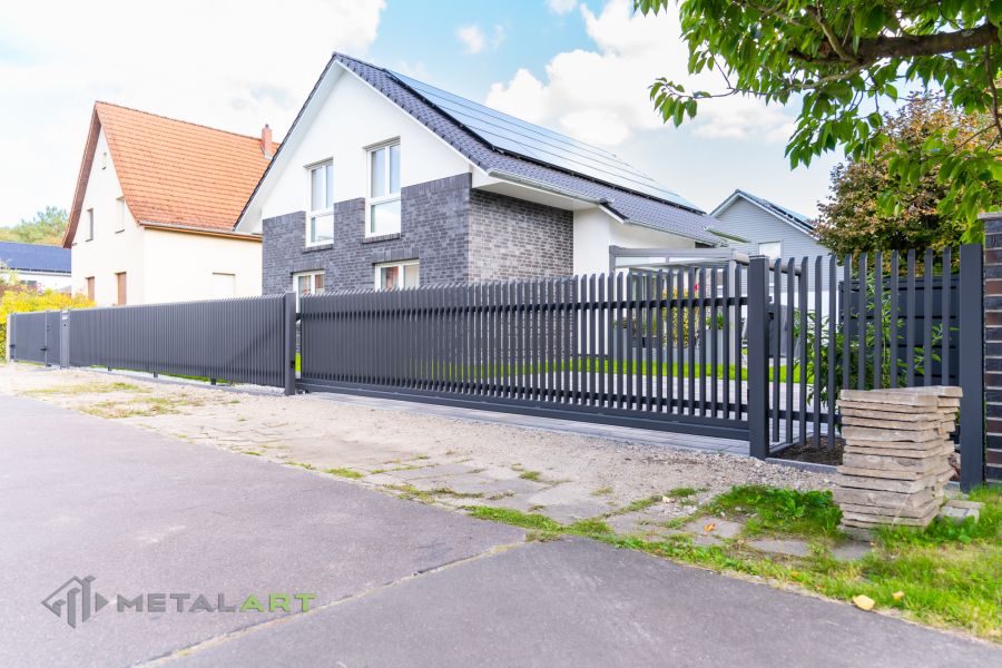 Zaunprojekt mit Schiebetor mit integrierter Pforte, Zaunportfolio, moderne Zäune, Zaunanlage Projekt, Zaun Metal Art, Zäune aus Polen, Zaun Berlin, Zaun günstig kaufen, Zäune und Tore