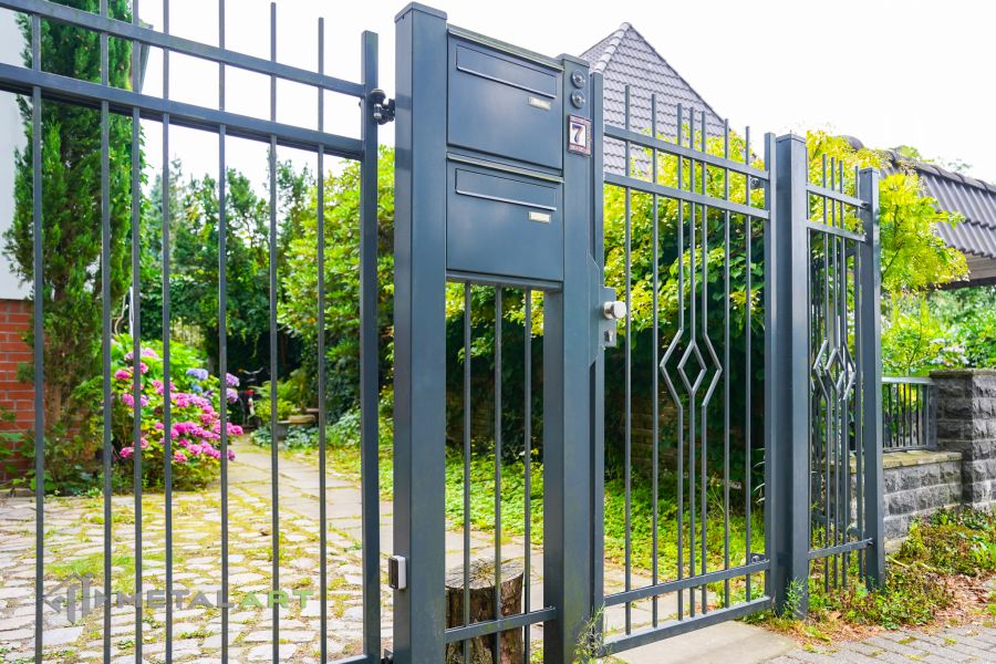 Ornament im Zaun, Zaunprojekt, Schmiedezaun, Zaunanlage in Welle, Zaun Metal Art, Zäune aus Polen, Zaun Berlin, Zäune und Tore, klassische Zäune, Schmuckzäune, Gartenzaun