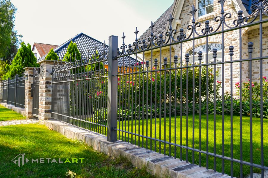 Der klassische Zaun, Zaunprojekt, Zaunportfolio, Zaunmuster, Schmiedezaun, Schmiedezäune, Zaunanlage Projekt, Zaun Metal Art, Zäune aus Polen, Zaun Berlin, Zaun günstig kaufen, Zäune und Tore, klassische Zäune, Gartenzaun, Gartenzäune