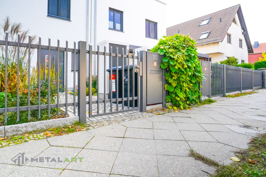 Zaunprojekt mit Schiebetor mit integrierter Pforte, Zaunportfolio, moderne Zäune, Zaunanlage Projekt, Zaun Metal Art, Zäune aus Polen, Zaun Berlin, Zaun günstig kaufen, Zäune und Tore